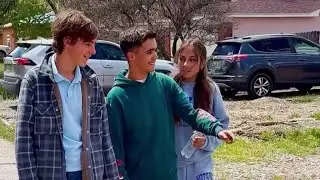 Kind-hearted teens help struggling ngle mom #live #livestream #kindness