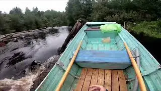 ТРЕШ проезд под низким мостом с мощным течением. На простой лодке со слабым мотором