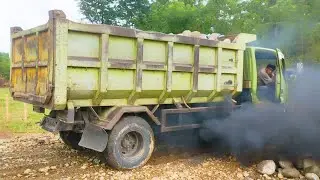 Mobil Truk HINO DUTRO Asap Ngebul. DumpTruk Jomplang Muatan Batu Kali.