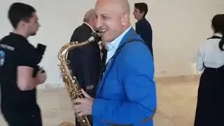 Гагик  Сарбазян /саксофон / играет саксофон