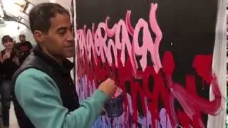 Quand JonOne créé une oeuvre d'art en direct dans le métro parisien