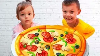 Little cooks-Children cook pizza.  Play doh pizza.