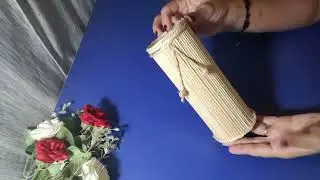 ideia de reciclagem com pote de plástico e palitos