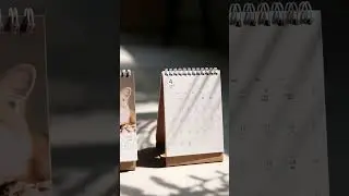 你看！我家的貓陪我一起上班！客製化專屬桌曆，放自己喜歡的照片，讓每個月份充滿愛與能量。