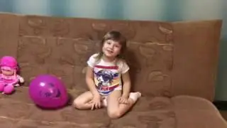 Я играю с воздушным шариком.