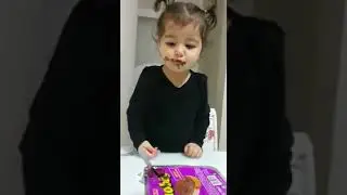 Azra Çikolata Yerken Yakalanınca Şaşırıp Küstü.