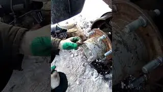 Гайки на два колеса вместо футорки на ГАЗ-53. Начало ремонта