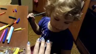 Настенька красит ногти. Подражает маме.