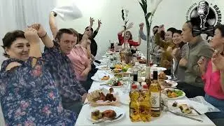 Богатый стол, веселые гости, ведущий поет. Что ещё надо.....