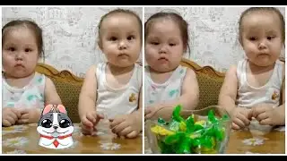 Две сестренки борются с желанием съесть конфеты