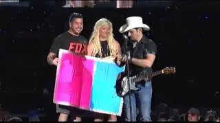 Brad Paisley reveals gender of couple's baby on stage
