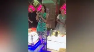 Наверное, Не Стоило Давать Этой Девушке Петь