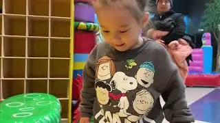Айлин играет в детском развлекательном центре для детей, видео для детей