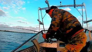 Рыбак В ШОКЕ! Рыбина вырывает спиннинг!!! Рыбалка на троллинг. Карелия, Онего.