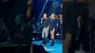 Hülya Avşar mini elbisesiyle sahnede