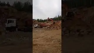 Погрузка вскрышного грунта на карьере