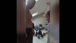 Саша белый ,набивает жирный живот ,а Тимур ему помогает )замедленное видео,как трясётся жир))🙏💪🏼