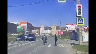 В Находке водитель машины едва не сбил пешеходов на Проспекте Мира