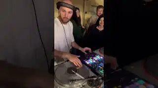 Диджей сводит музыку на пластинках