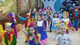 вход на новогодний утренник (под песню барбарики Этот новый год)