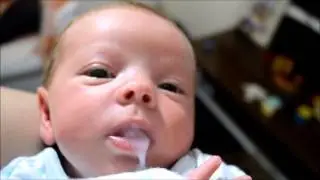 Bebê vomitando - Não balança que eu vomito! rs  ( Amor de Família )