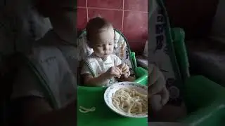 Иришка кушает мясо и макароны. Для детей.