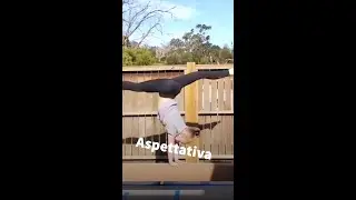 Chissà se anche le nostre farfalle azzurre hanno cominciato così! 🤸‍♀ 