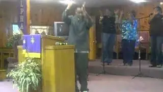 pastor Quin Heard singing