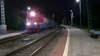 2ЭС4К-063 с поездом №202 Адлер-Москва пошёл в ночь вдоль моря