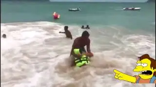 Mujer se queda sin calzones en la playa