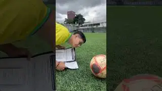O Nerd jogando futebol