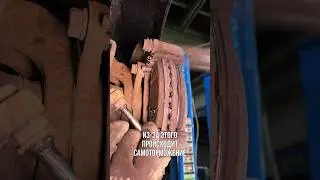 Наглядно показываю причину самоторможения. Заклиненая тормозная колодка. Ржавчина в скобе суппорта.