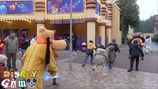 Goofy and Pluto play Red Light, Green Light - Disneyland Paris 2025