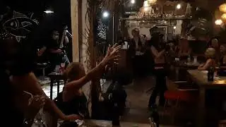 Tripple Trouble in ULU, Sanur Bali. Einde van een beregezellige muziekavond. Geweldig genoten.