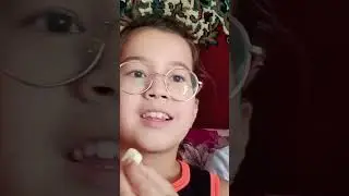Сабина пробует кислую жвачку