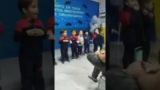 Apresentação dia dos pais. No final uma trombada na amiguinha Eloiza.