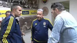 Fenalaşan gazeteciye Robin van Persie yardım etti