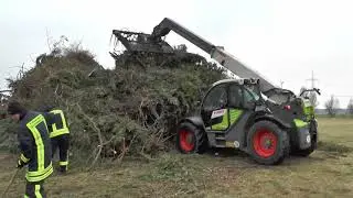 Vorbereitung des Osterfeuers in Schönwalde