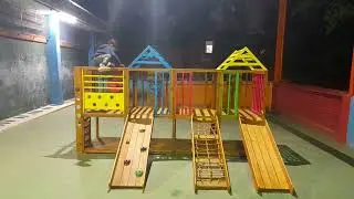 Mostrando o Brinquedo Novo Da Escola
