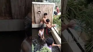 Para bocil Mandi di kolam yg sempit depan rumah