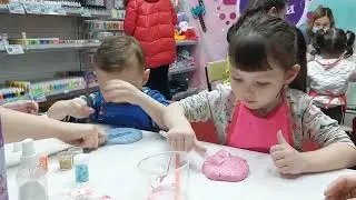 Фариза мен Асылжан слайм жасауда (2)
