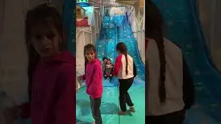 Айлин играет в детском развлекательном центре для детей, видео для детей