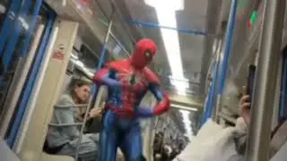 человек паук в метро