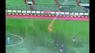 Oyun zamanı futbolçunu ildırım vurdu
