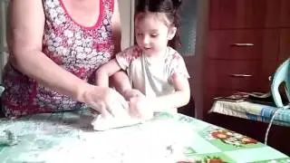 Кристина с бабушкой месят тесто!!!