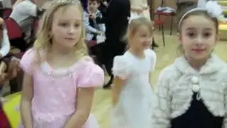 Новогодняя дискотека у первоклашек