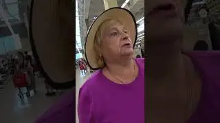 Люди покупают бэушные вещи в Канаде