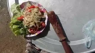 Los peb tuav qaub noj nawb.