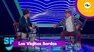 Los Viejitos Sordos recuerdan sus épocas estudiantiles, pero uno de ellos se confunde de tema