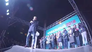 Навальный отвечает бывшим заключённым на митинге в Кемерово.